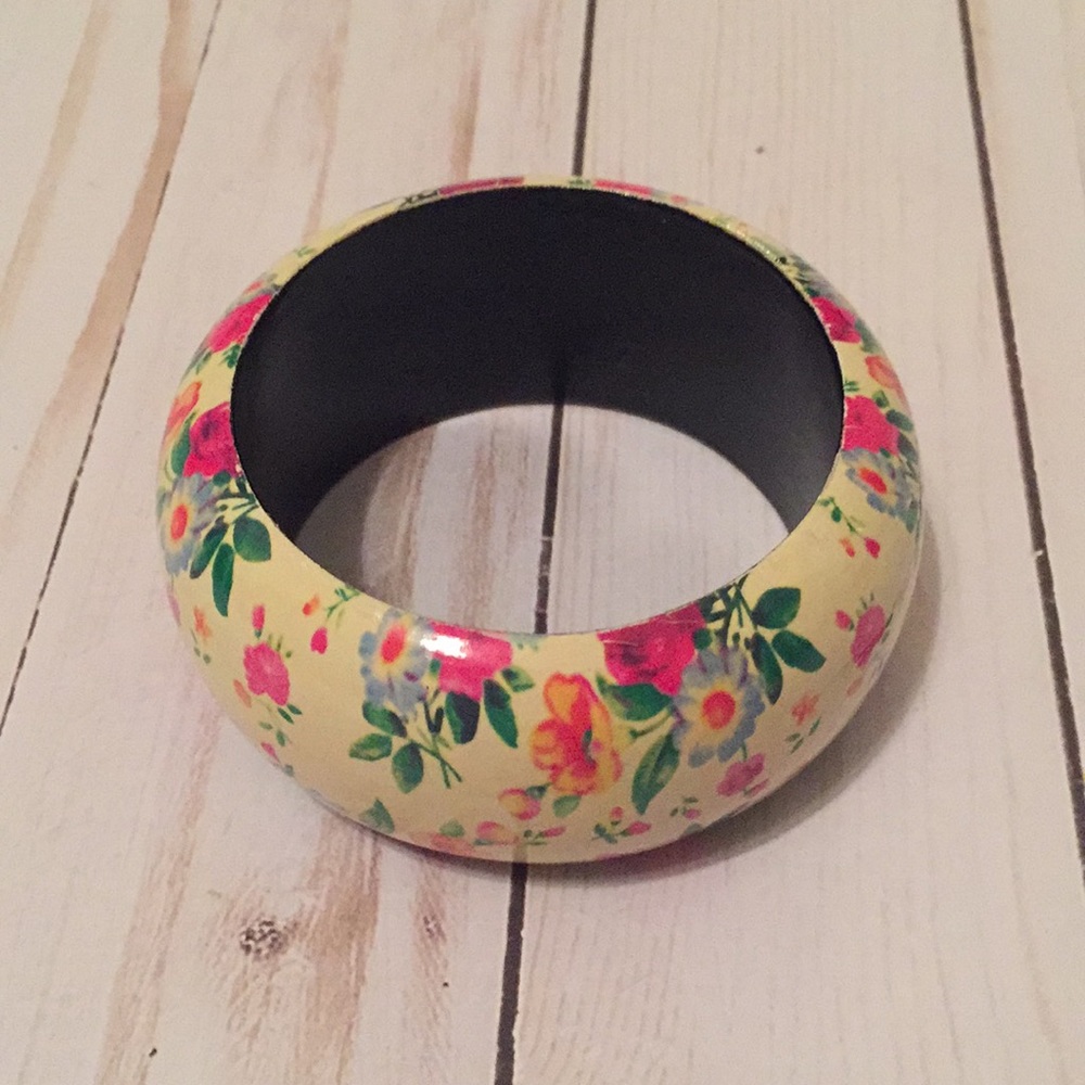 Floral wood coated chunky bracelet 🎉